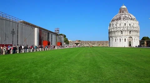 Tourists on Square of Miracles visiting Leaning Tower, Pisa, Italy Vídeos de archivo 54001404