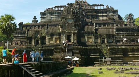 Tourists stroll through ancient courtyards at Baphuon Temple 库存影片 61465903