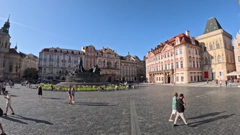 Tourists Strolling in Prague Old Town Square on Sunny Day Vídeos de archivo 320588908
