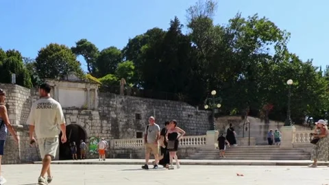 Tourists Study Maps Near Five Wells Square Gardens in Zadar Vídeo Stock 345806099