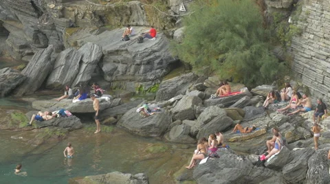 Tourists taking a bath on the seashore in Cinque Terre Video stock 56669245