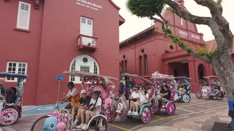 Tourists taking rickshaw to exploring around Christ Church Malacca area 库存影片 285320930
