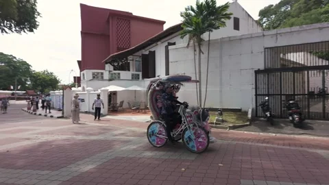 Tourists taking rickshaw to exploring around Christ Church Malacca area. 動画素材 285511108