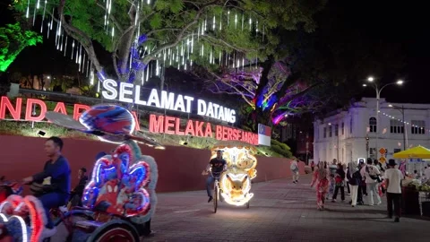 Tourists taking rickshaw to exploring around Malacca city Vídeo Stock 285511213