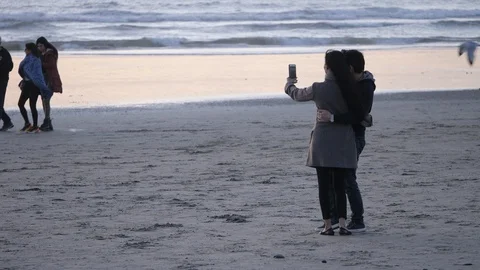 Tourists Taking Selfies On The Beach Vídeo Stock 125847570
