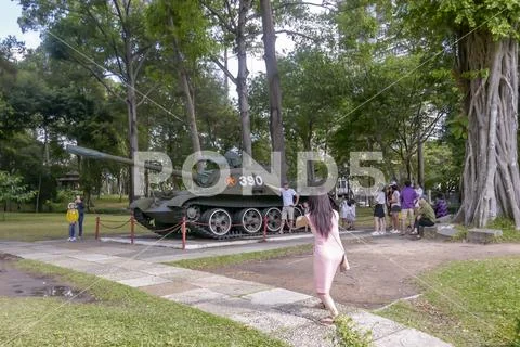 Tourists with tank at Reunification Palace in Ho Chi Minh City or Saigon Viet Stock Photos