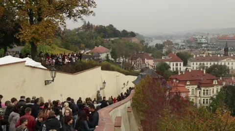 Tourists through Prague Stockbeeldmateriaal 43264683