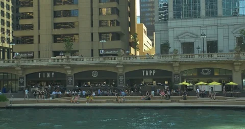 Tourists at Tiny Tapp Cafe, Chicago 動画素材 98880395