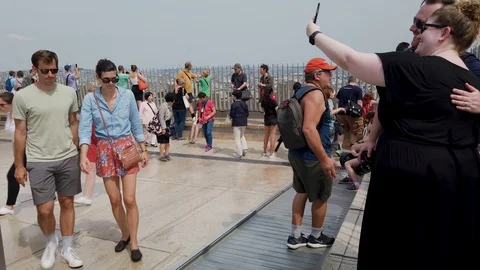 Tourists on top of the Arc de Triomphe in Paris, France 스톡 동영상 112230022