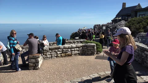 Tourists at the top of Table Mountain 스톡 동영상 39302576