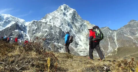 Tourists on the track to the base camp of Mount Everest. Vidéo 66795746