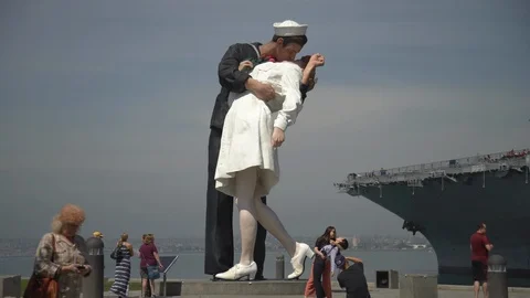 Tourists at the "Unconditional Surrender" sculpture Stock Footage 87103369