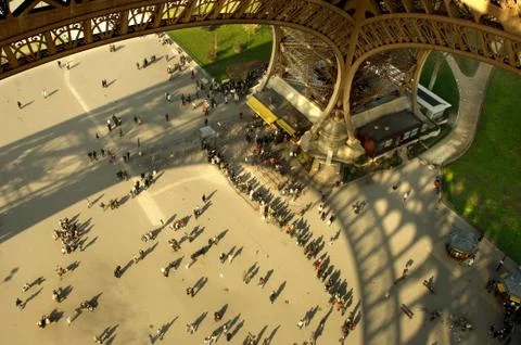 Tourists under Eiffel Tower in Paris 스톡 사진