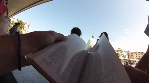 Tourists in Venice consulting a map. Video stock 123940685