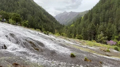 Tourists View Wide Cascading Waterfall in Jiuzhaigou Valley, Sichuan, China Vídeos de archivo 336882652