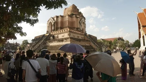 Tourists Viewing Historic Temple Structure at Wat Chedi Luang. Thailand Stockbeeldmateriaal 105910445