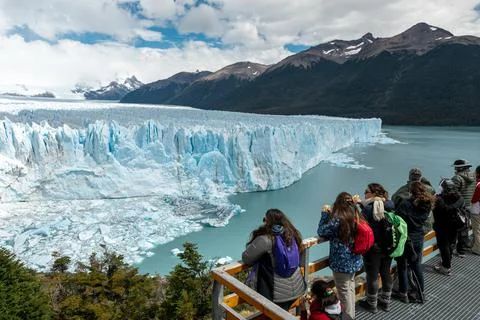 Tourists at the viewing platform looking at the Perito Moreno Glacier Stock Photos