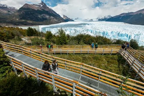 Tourists at the viewing platform next to the Perito Moreno Glacier Stock Photos