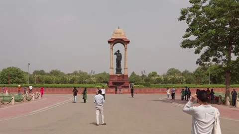 Tourists visit Netaji Subhas Chandra Bose Canopy Delhi near India Gate. 스톡 동영상 285434491