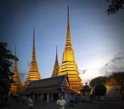Tourists visit Wat Phra Chetuphon Vimolmangkalaram (Wat Pho) Fotos de archivo
