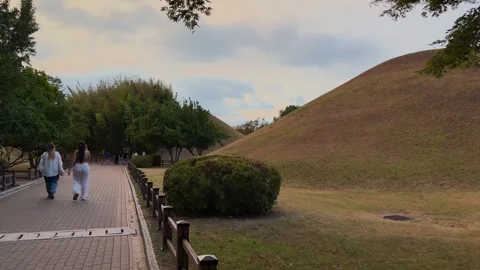 Tourists visiting daereungwon tomb complex in gyeongju, south korea Vidéo 343066067