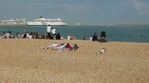 Tourists visiting Dover Harbour Beach Vídeos de archivo 64104533