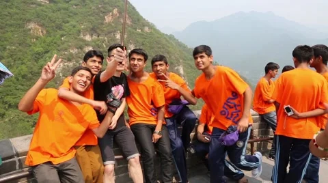 Tourists visiting the Great Wall of China are doing self 스톡 동영상 51945053
