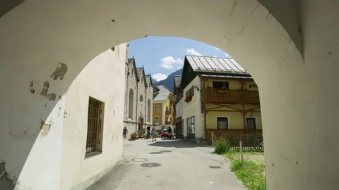 Tourists visiting Hallstatt Vídeo Stock 219813737
