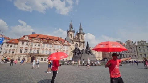 Tourists visiting Old Town Square in Prague (Staroměstské náměstí) / 4K Video Stock-Footage 97941214