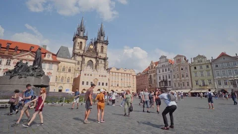 Tourists visiting Old Town Square in Prague (Staroměstské náměstí) / 4K Video Stock-Footage 97941256