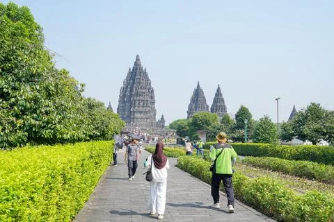Tourists visiting Prambanan Temple complex. Stockfoto's