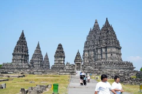 Tourists visiting Prambanan Temple complex under a clear blue sky. Stockfoto's