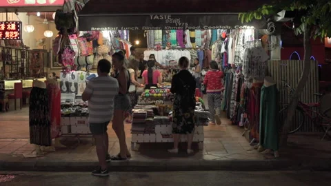 Tourists visiting store on Siem Reap's Pub Street (Cambodia, Asia) 库存影片 155494465