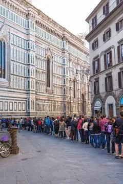 Tourists waiting in queue at Cattedrale di santa maria del fiore in Floren... 스톡 사진