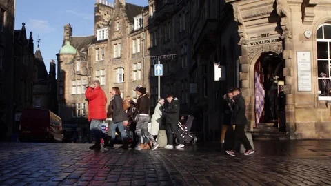 Tourists walk along the Roayal Mile's cobbled street 스톡 동영상 83211908