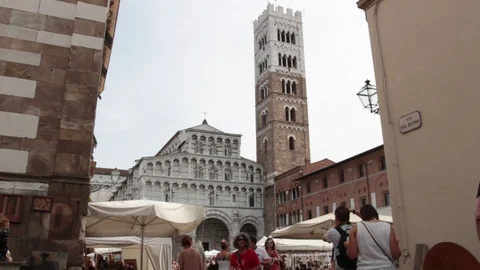 Tourists walk among the counters of the second-hand market in Piazza Duomo Video stock 116042521