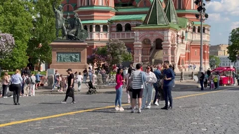 Tourists walk around the Red Square. Moscow Russia 25 August 2026. Stockbeeldmateriaal 345370568