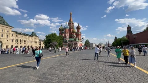 Tourists walk around the Red Square. Moscow Russia 25 August 2026. Vidéo 345370594