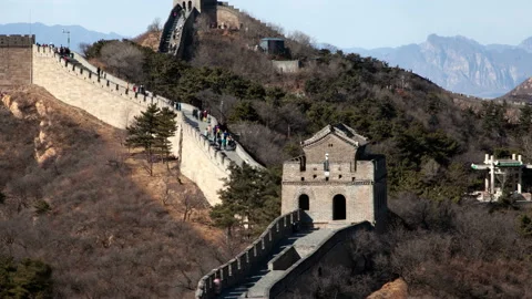 Tourists walk on Chinese Great Wall past tower timelapse Stock Footage 119789657