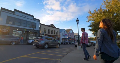 Tourists Walk Through Cute Small Town, New England Village Vídeos de archivo 102397519