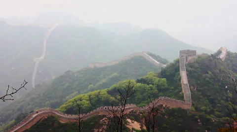 Tourists walking up and down the stairs of the Great Wall, Beijing, china. Vídeo Stock 37110619