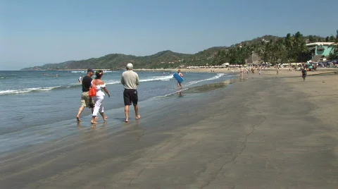 Tourists walking on a beach in Mexico 動画素材 574064