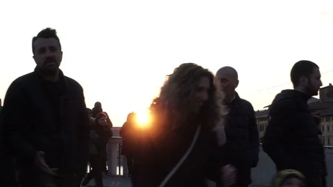 Tourists walking on a bridge during sunset, backlight, Pisa, Italy 스톡 동영상 88157953