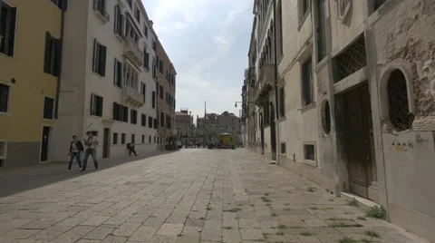 Tourists walking close to 'S M del Giglio gondola' station in Venice Vidéo 58998201