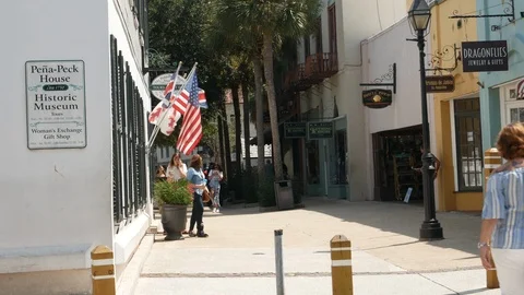 Tourists walking in downtown St. Augustine, Florida, United States. Vidéo 116176811