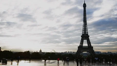 Tourists walking near Eiffel Tower in overcast day. Stock Footage 88949449