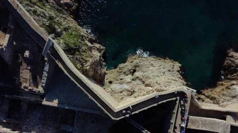 Tourists walking on the old town wall in dubrovnik croatia 库存影片 337080459