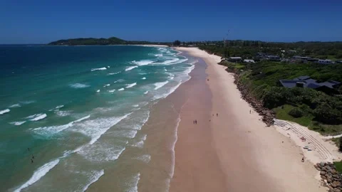 Tourists Walking Over Long Sandy Coastline Of Belongil Beach In Byron Bay, New 스톡 동영상 331037582