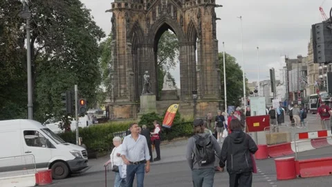 Tourists walking past Scott Monument in Edinburgh Stockbeeldmateriaal 345083422