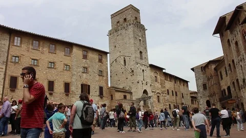 Tourists walking in Piazza della Cisterna in San Gimignano Stock Footage 107003731